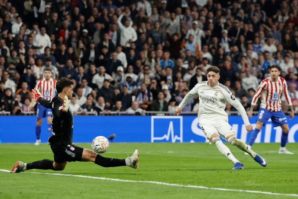 فينيسيوس جونيور يقود ريال مدريد لفوز مثير على أتلتيكو مدريد بثلاثية في الديربي