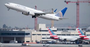 يونايتد إيرلاينز تدرس الاندماج مع أميركان إيرلاينز