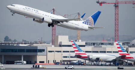 يونايتد إيرلاينز تدرس الاندماج مع أميركان إيرلاينز