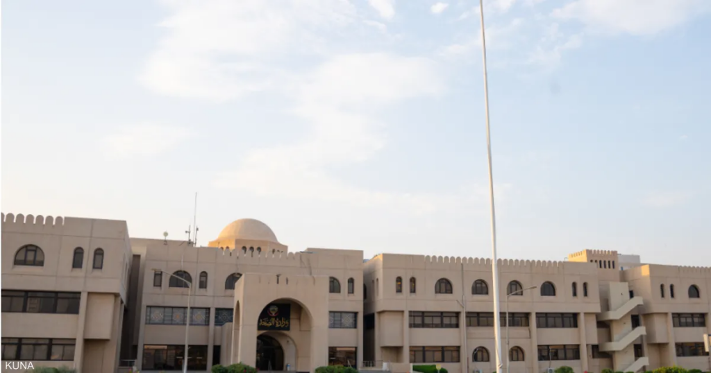 الكويت.. 6 إصابات إثر سقوط مقذوفات وشظايا على منطقة سكنية