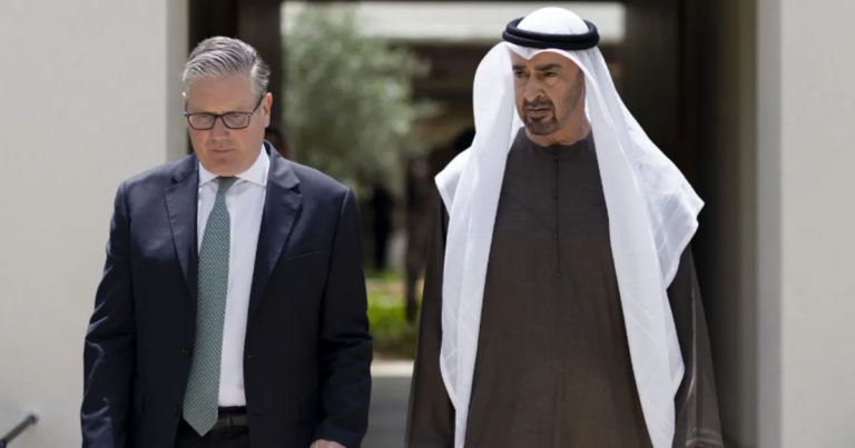 محمد بن زايد وستارمر يبحثان تطورات المنطقة وتداعياتها
