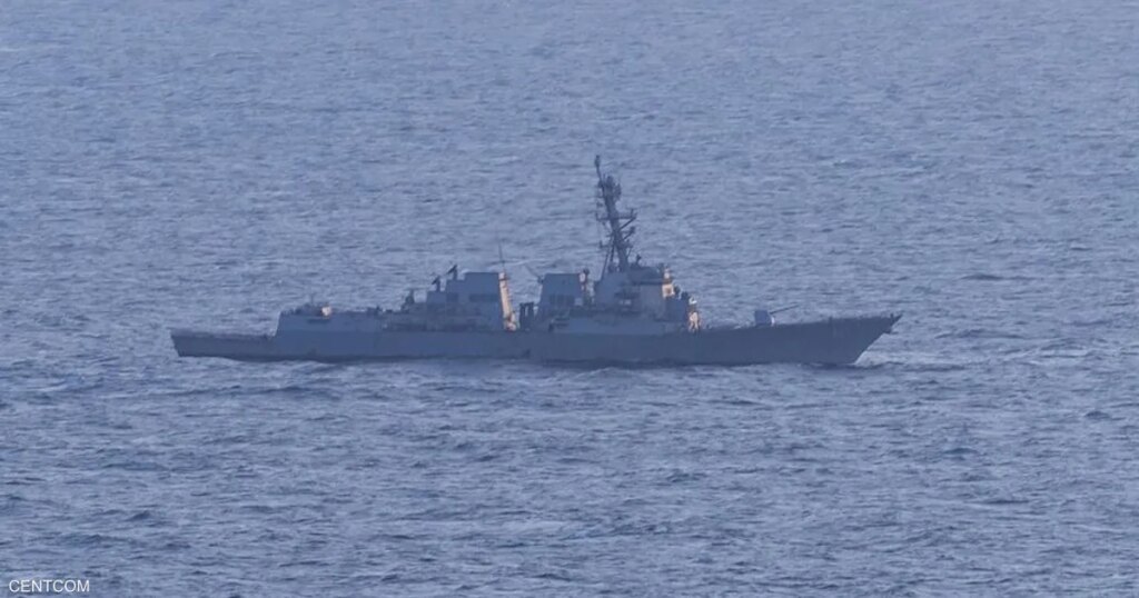 مدمرة أميركية تجبر سفينة تحمل علم إيران على تغيير مسارها