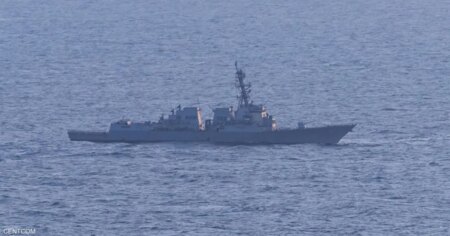 مدمرة أميركية تجبر سفينة تحمل علم إيران على تغيير مسارها