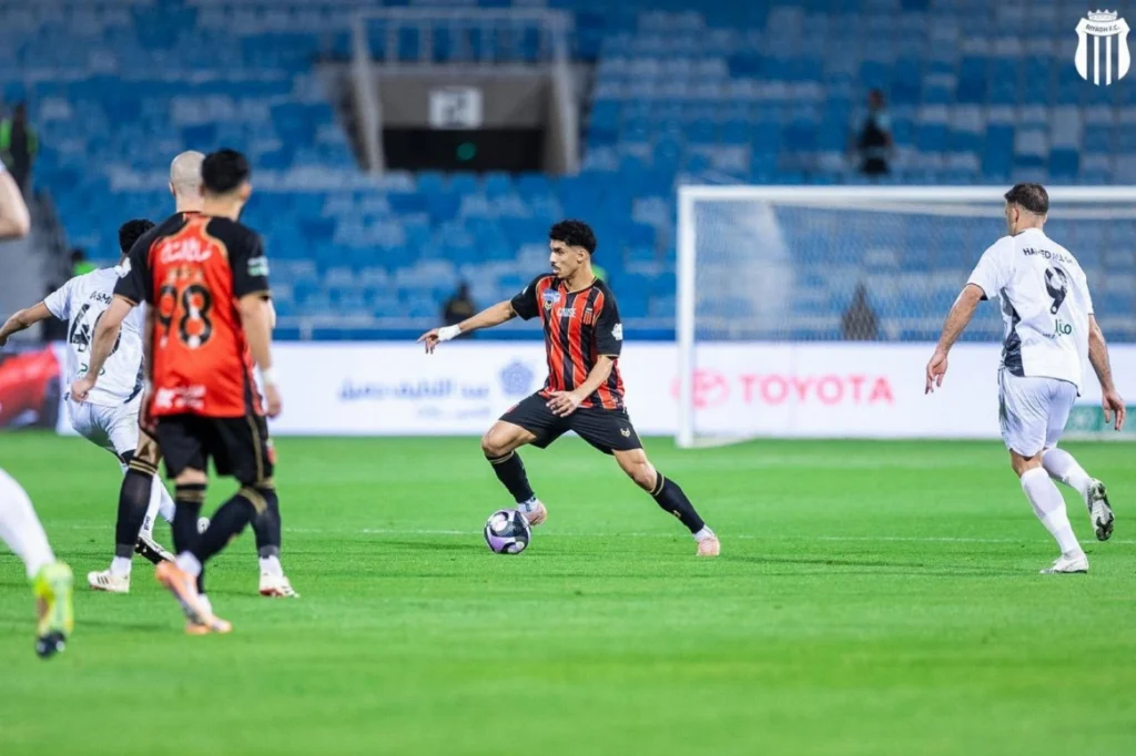 التعادل الإيجابي يحسم مواجهة الديربي بين الشباب والرياض