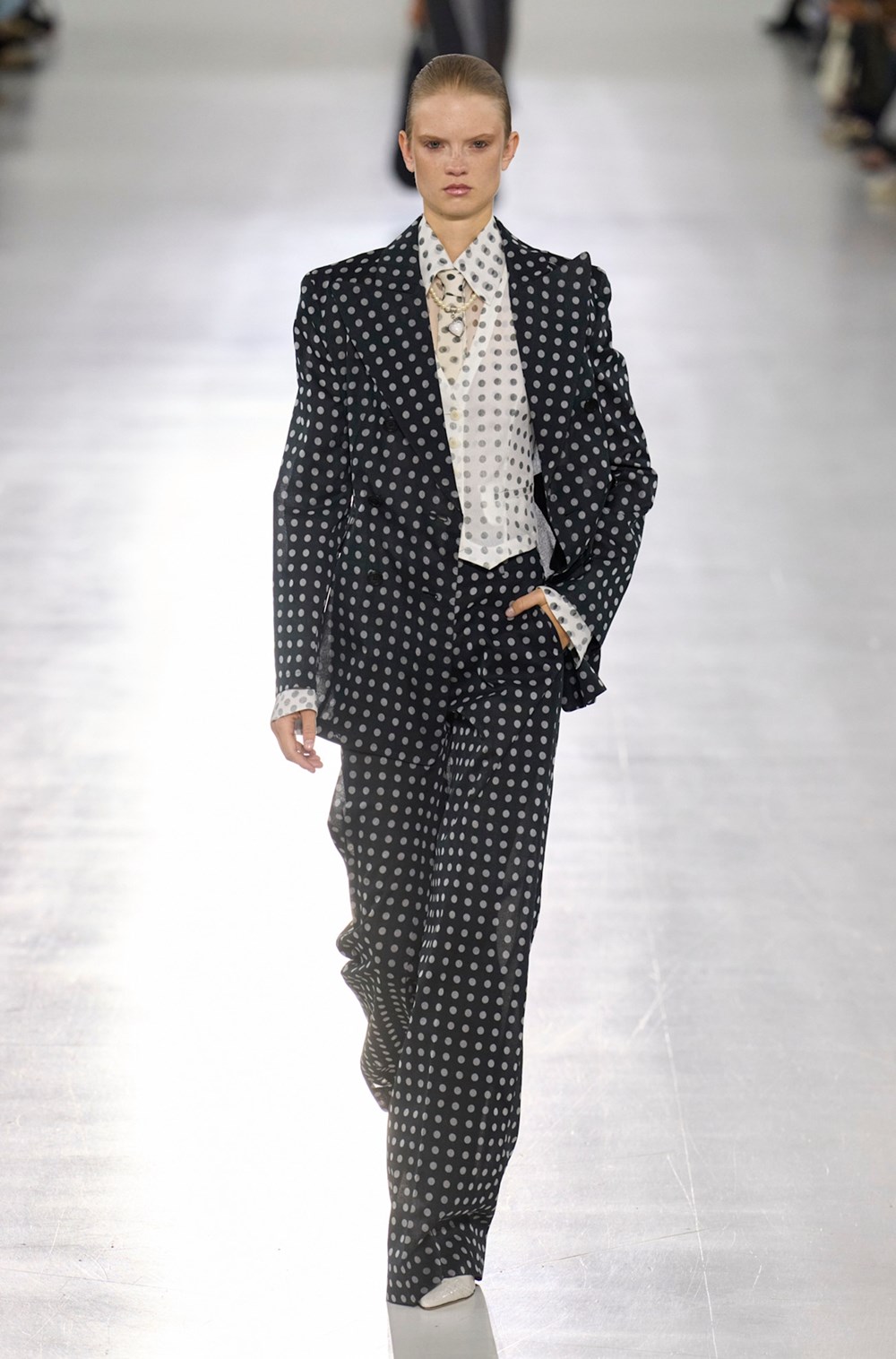 استعدي لصيف 2026 مع هذه التنسيقات من دور الأزياء العالمية