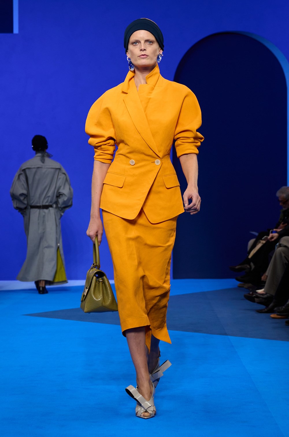 استعدي لصيف 2026 مع هذه التنسيقات من دور الأزياء العالمية