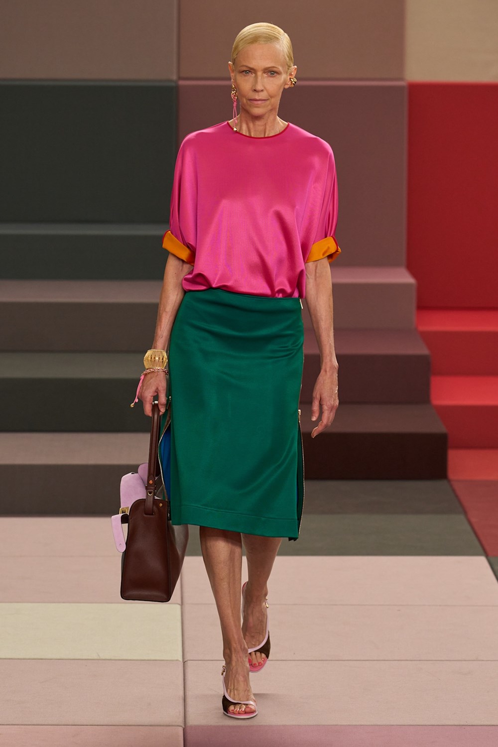 استعدي لصيف 2026 مع هذه التنسيقات من دور الأزياء العالمية