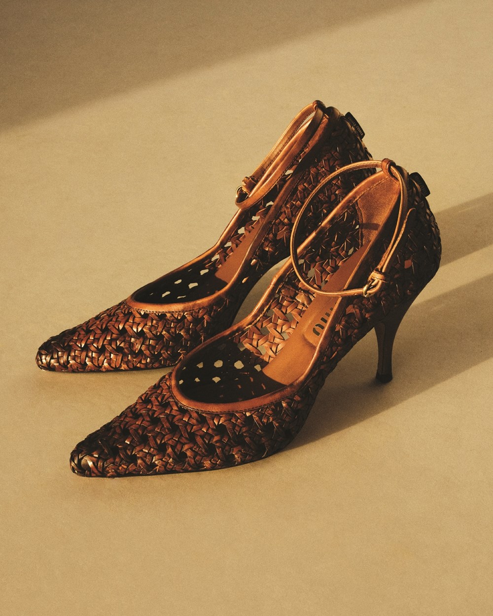 حملة ربيع وصيف 2026.. من Miu Miu أنوثة حالمة فوق الغيوم