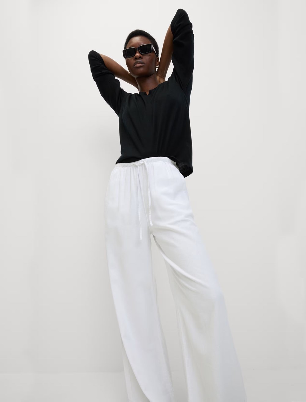 أناقة مريحة تواكب الموضة.. البنطال واسع الساق خيار مفضل