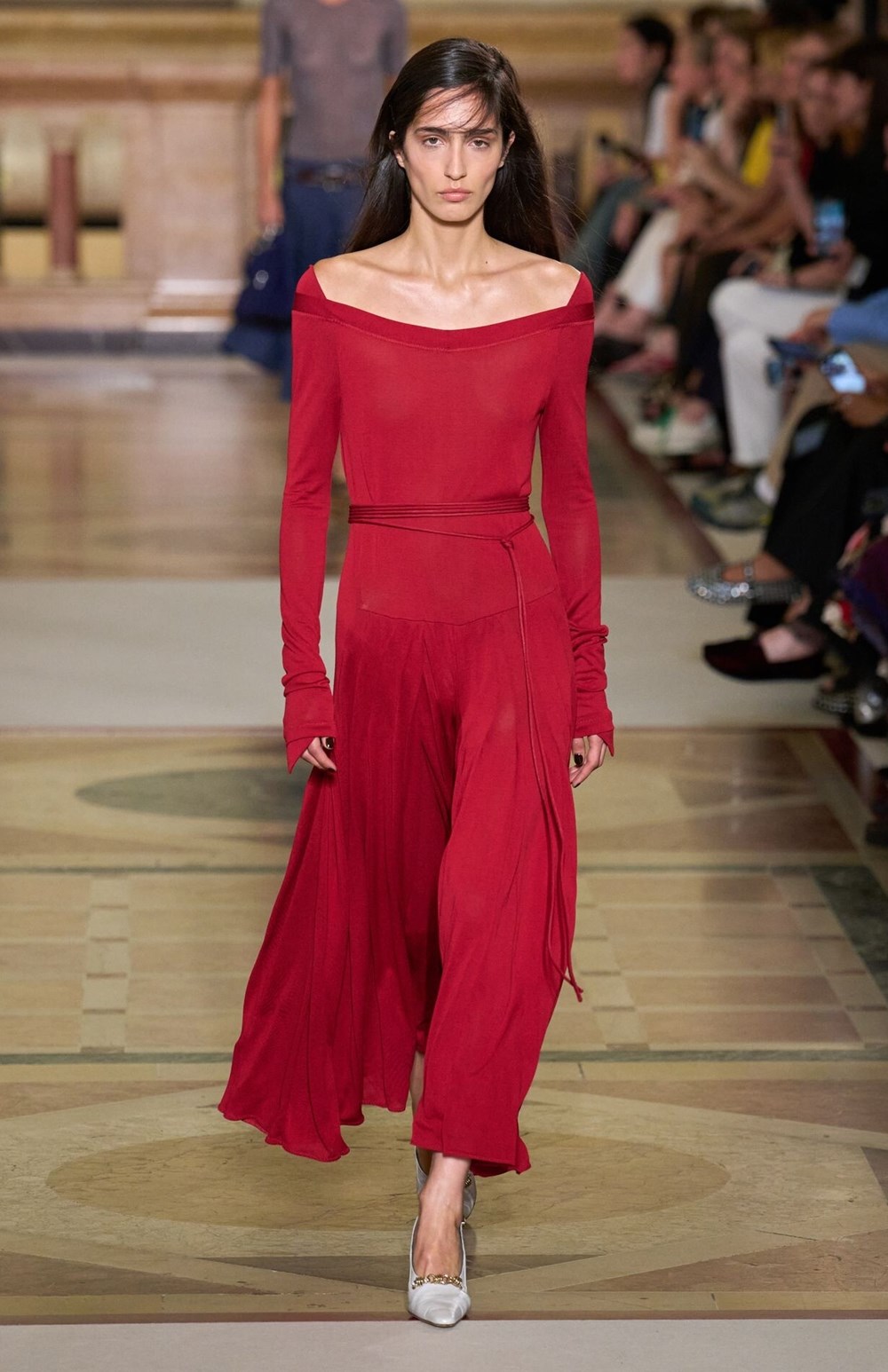 ألوان جديدة تغزو خزانتكِ في الربيع.. وأخرى تودعينها