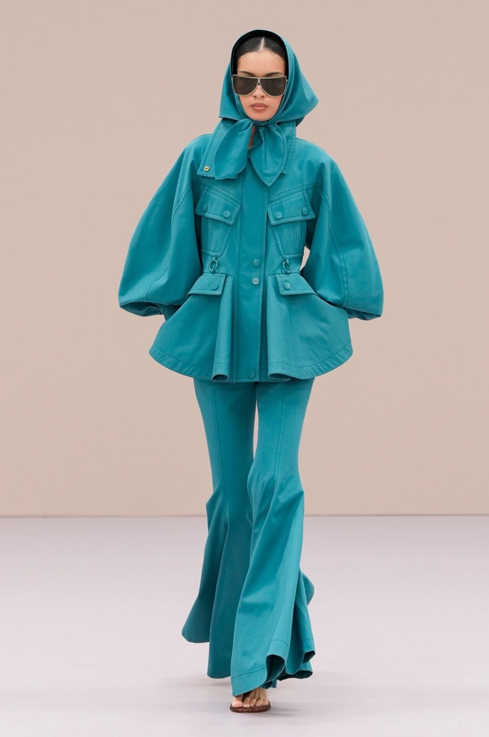 ألوان جديدة تغزو خزانتكِ في الربيع.. وأخرى تودعينها