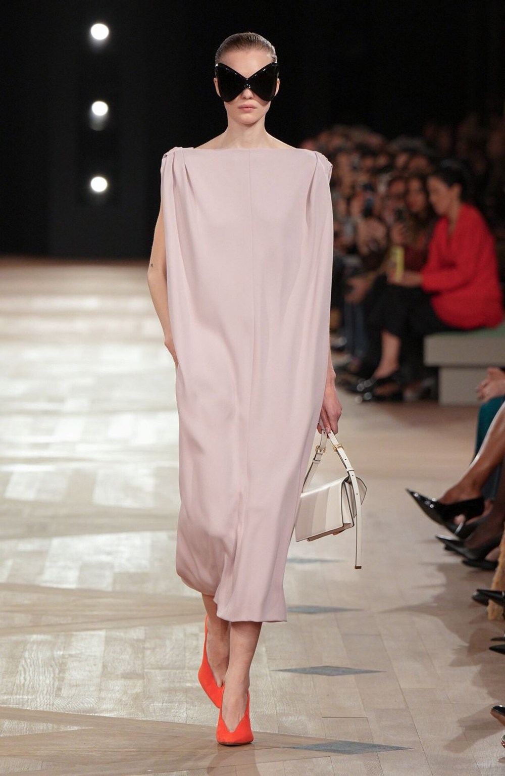 ألوان جديدة تغزو خزانتكِ في الربيع.. وأخرى تودعينها