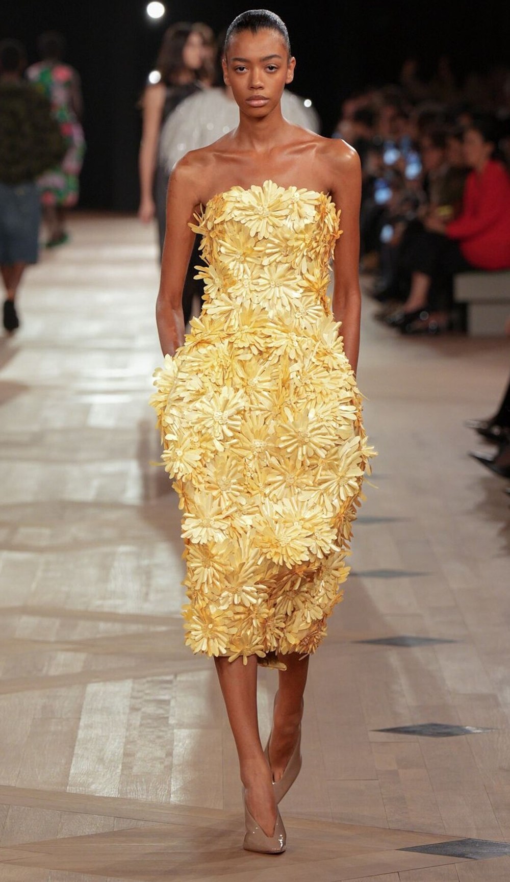 ألوان جديدة تغزو خزانتكِ في الربيع.. وأخرى تودعينها