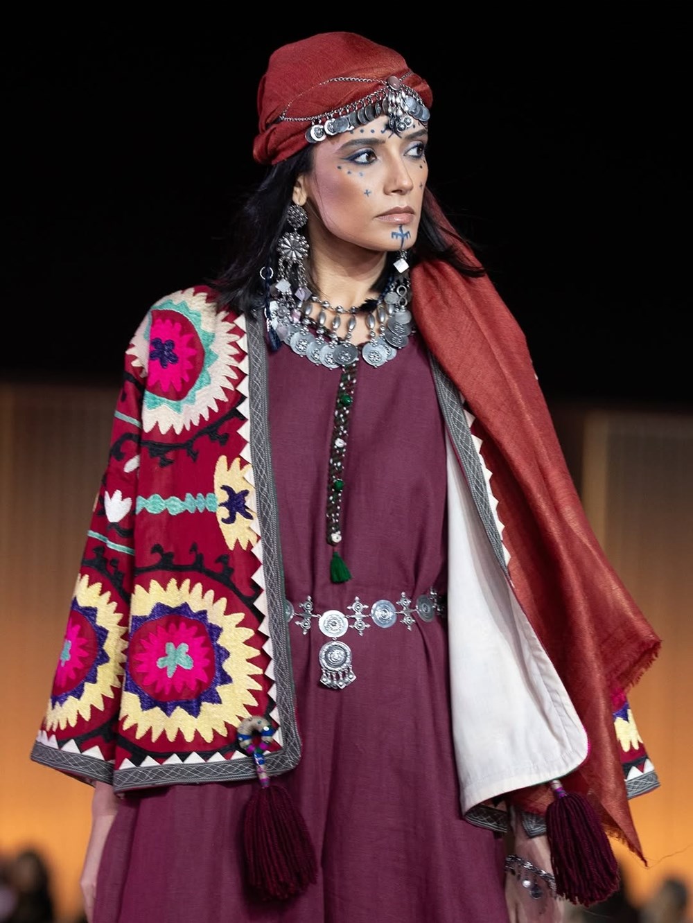 من مليحة إلى العالم.. عرض «إنانا ريبورن» يُعيد كتابة تاريخ الفخامة العربية