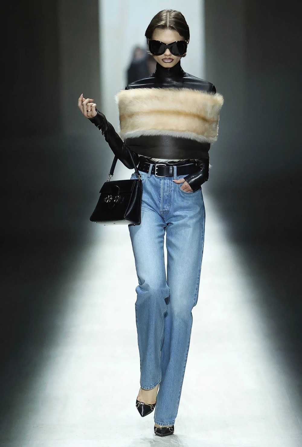 مصممو (2026) أعادوا إحياء شالات الخمسينيات.. بروح معاصرة