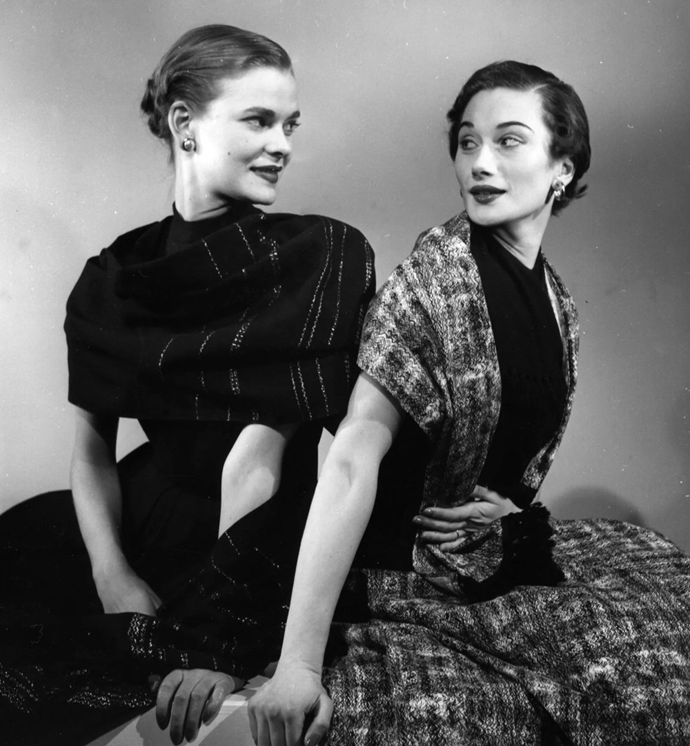 مصممو (2026) أعادوا إحياء شالات الخمسينيات.. بروح معاصرة