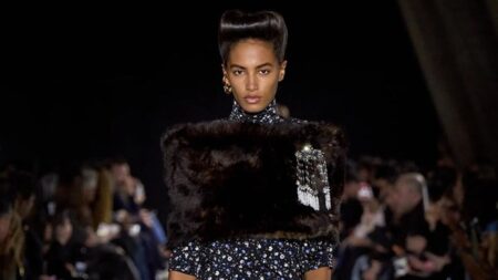 مصممو (2026) أعادوا إحياء شالات الخمسينيات.. بروح معاصرة مصممو (2026) أعادوا إحياء شالات الخمسينيات.. بروح معاصرة