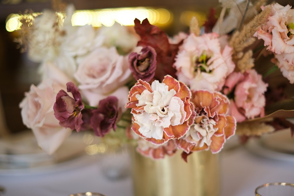 اتجاهات تصميم الزهور في أعراس 2026.. سردية بصرية تجمع بين الدفء والرومانسية