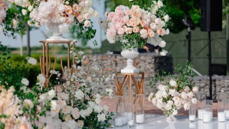 اتجاهات تصميم الزهور في أعراس 2026.. سردية بصرية تجمع بين الدفء والرومانسية اتجاهات تصميم الزهور في أعراس 2026.. سردية بصرية تجمع بين الدفء والرومانسية