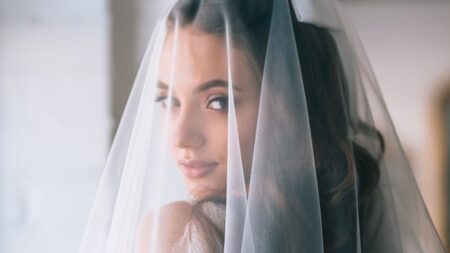 طرحة زفافكِ الأنسب.. حسب شكل وجهكِ