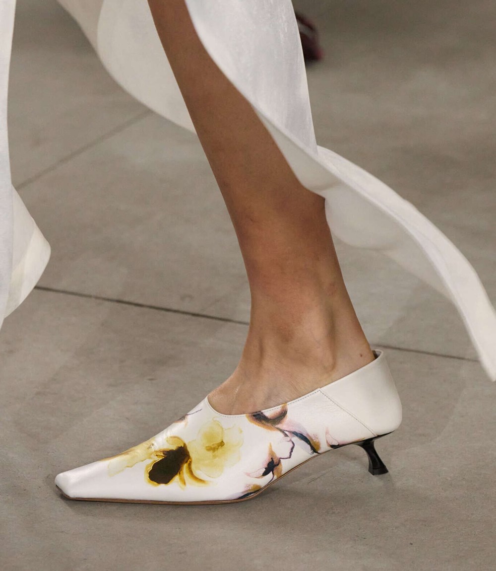 أحذية بيضاء تُبْرز أناقة إطلالتكِ صيفاً.. اختاري منها