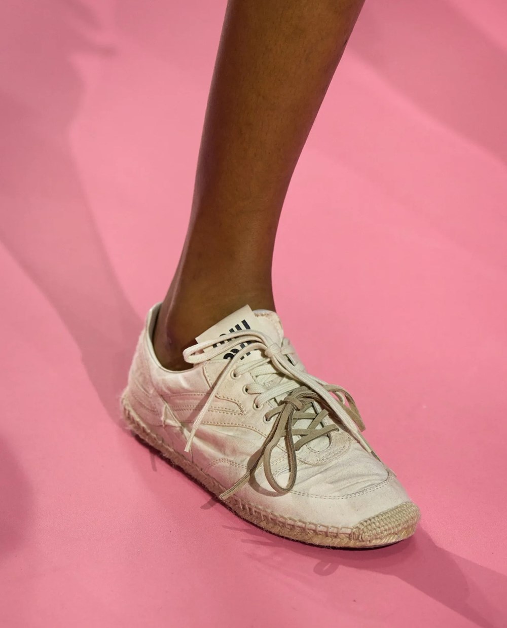 أحذية بيضاء تُبْرز أناقة إطلالتكِ صيفاً.. اختاري منها