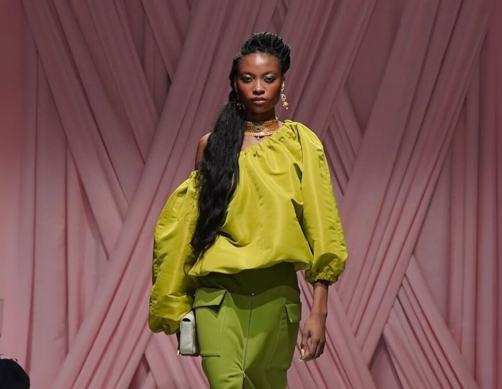 لون «الشارتروز».. عودة جريئة تزيّن إطلالات الربيع