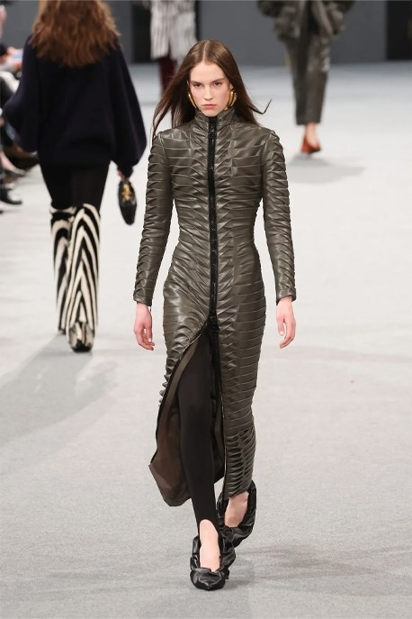 بنطلون الـ«Stirrup» يعود إلى الواجهة.. صيحة قديمة بروح جديدة