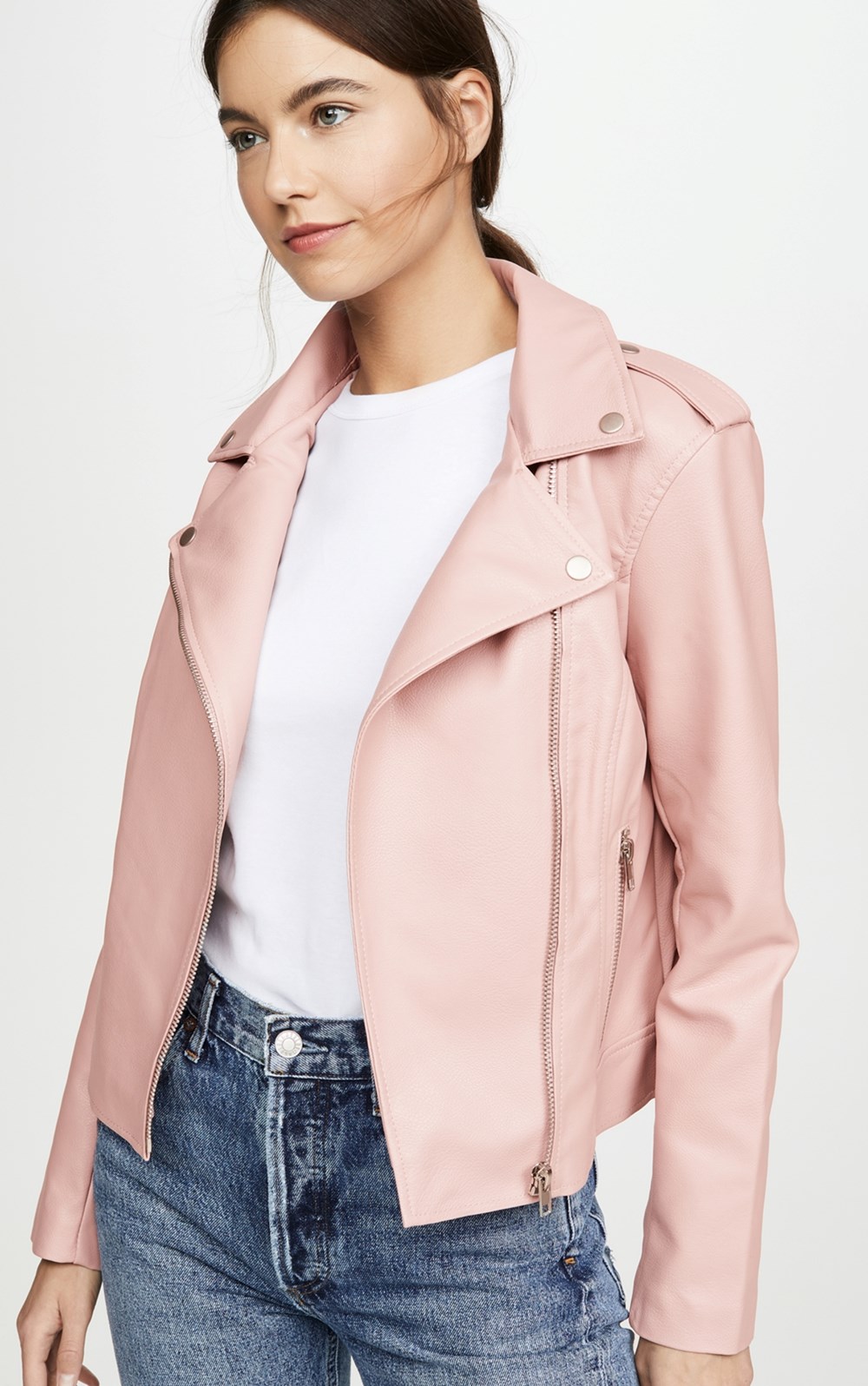 موضة الجاكيت الجلد وتنسيقات مميزة له في ربيع 2026