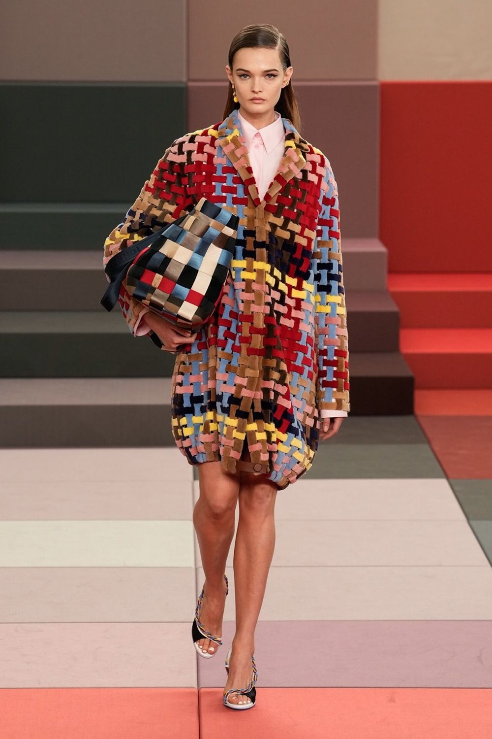 «Printmaxxing».. اتجاه جديد في عالم الموضة الأنيقة يطيح بالفخامة الهادئة