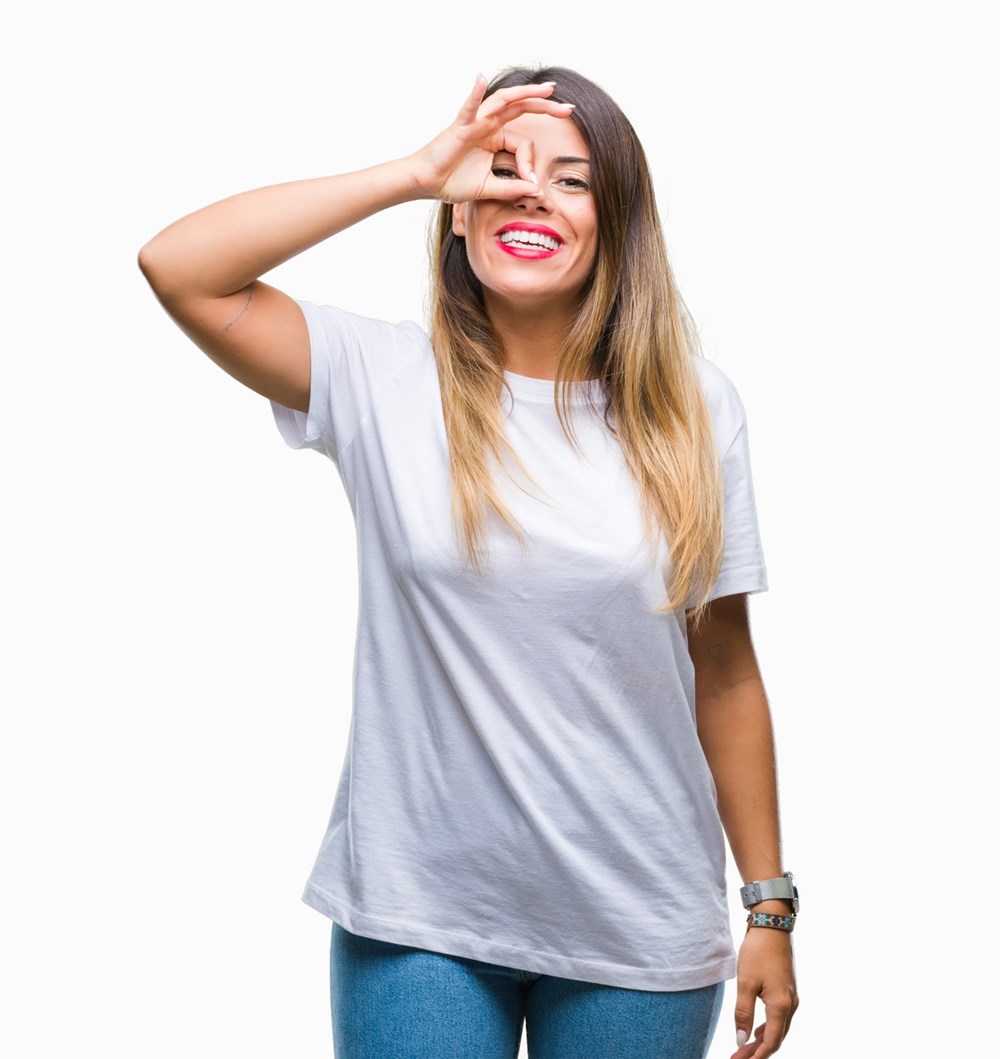 اختيار ذكي لقطعة أساسية.. أفضل التيشرتات البيضاء لهذا الموسم