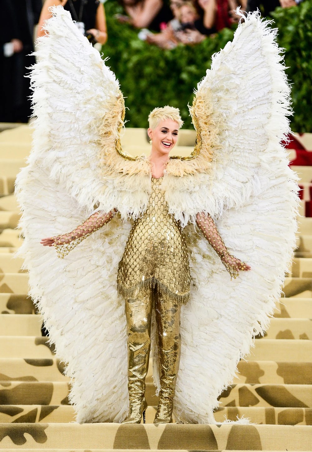 شاهدي أبرز إطلالات ميت غالا.. على مر السنين