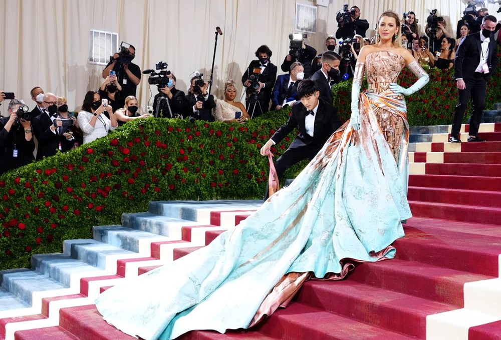 شاهدي أبرز إطلالات ميت غالا.. على مر السنين