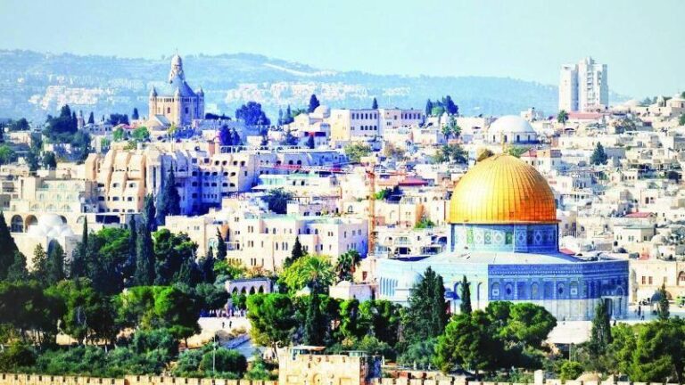 100 ألف يصلّون أول جمعة بعد فتح الأقصى