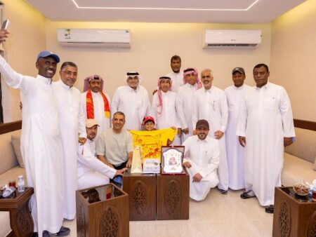 الجيل الذهبي لنادي القادسية يكرم الطفل محمد آل باشماخ
