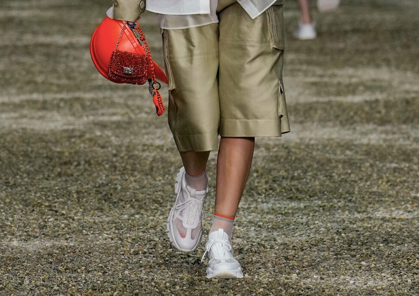 أحذية بيضاء تُبْرز أناقة إطلالتكِ صيفاً.. اختاري منها