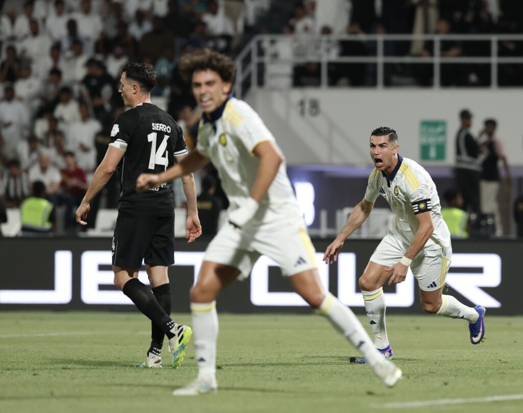 النصر يعبر الشباب برباعية ويقترب من حسم لقب دوري روشن
