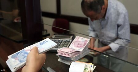 الليرة التركية تهبط لمستوى قياسي بعد حكم قضائي ضد المعارضة