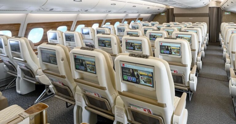طيران الإمارات تكمل تحديث أول طائرة إيرباص A380 ذات الدرجتين
