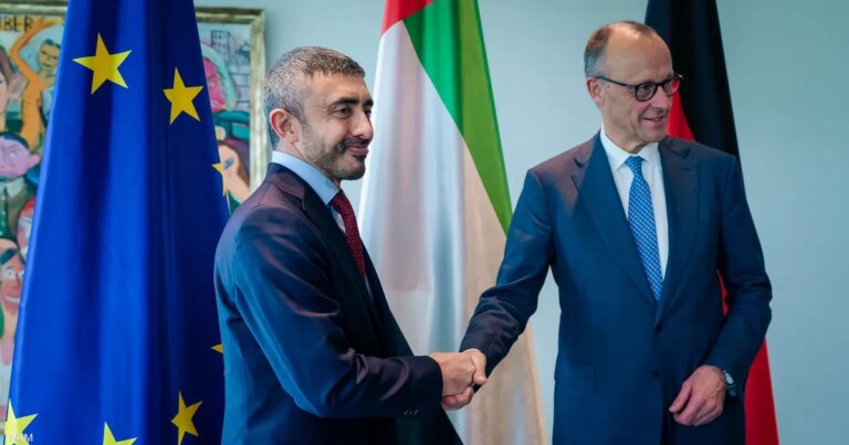 عبدالله بن زايد يلتقي المستشار الألماني في برلين