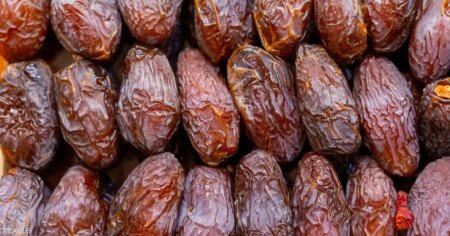 يرتبط بالهضم والطاقة.. ما أفضل وقت لتناول التمر؟
