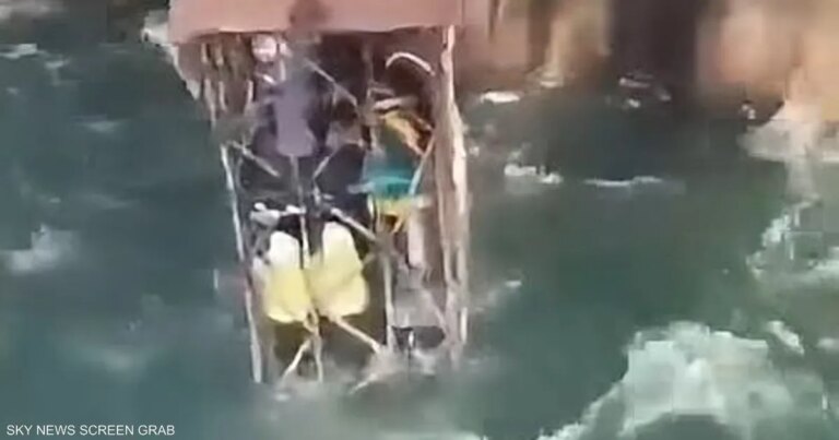 فيديو.. غواص سوري في مهمة "خطيرة" داخل قفص