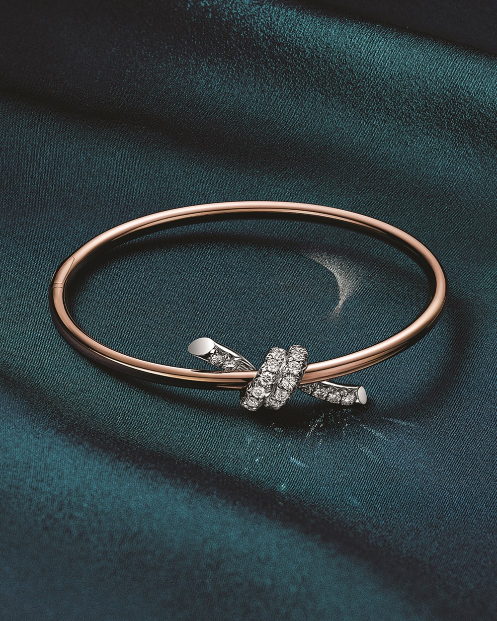 سوار «Tiffany Knot»، من الذهب الوردي والبلاتين، ومرصّع بالألماس.