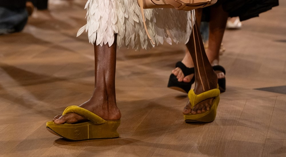 «Flip-Flop» موضة صيف 2026.. أساليب عصرية لتنسيقها