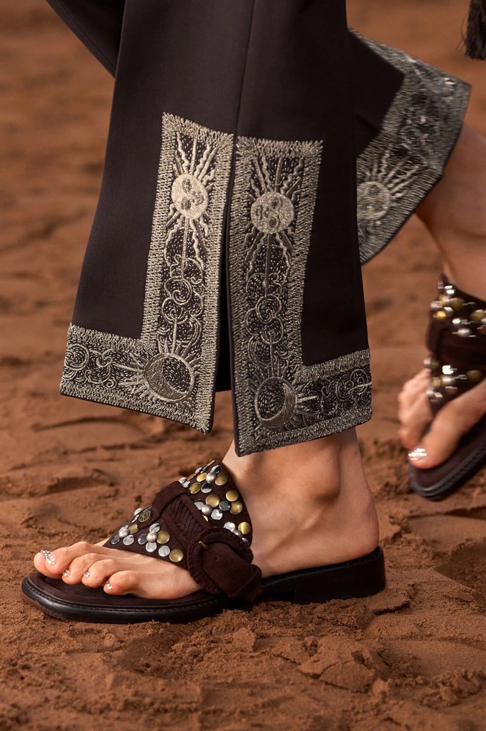«Flip-Flop» موضة صيف 2026.. أساليب عصرية لتنسيقها