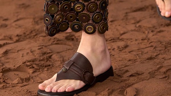 «Flip-Flop» موضة صيف 2026.. أساليب عصرية لتنسيقها «Flip-Flop» موضة صيف 2026.. أساليب عصرية لتنسيقها