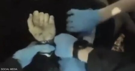 فيديو أثار غضبا في بريطانيا.. الشرطة تقيد طالبا لحظة احتضاره