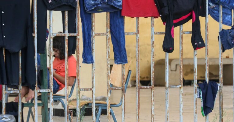 بعد إنذار إخلاء إسرائيلي.. سكان يفرون من صور بجنوب لبنان
