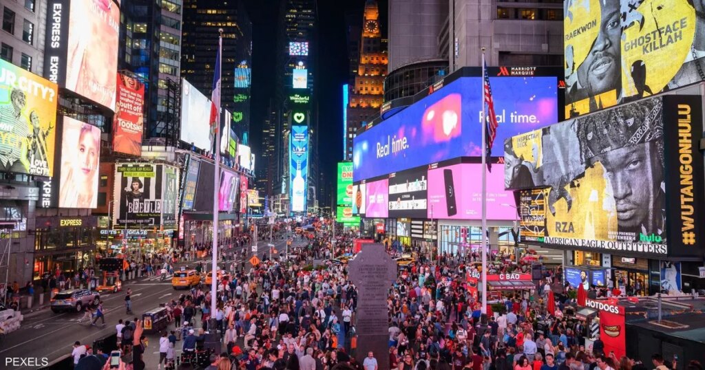 البشر يفضلون المشي عكس عقارب الساعة.. دراسة مثيرة وسبب غامض