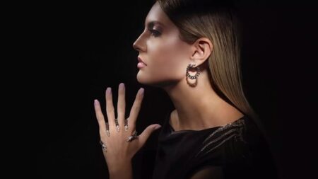 مجوهرات تحتفي بسحر الأسود الراقي